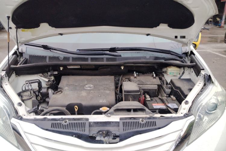Used Toyota SIENNA  Engine Bay