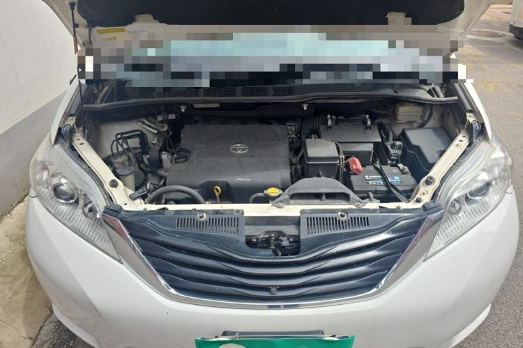 Used Toyota SIENNA  Engine Bay