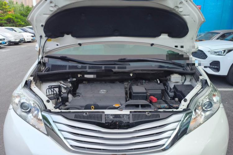 Used Toyota SIENNA 2014 3.5L Four-Wheel Drive LE U.S. Specification Engine Bay