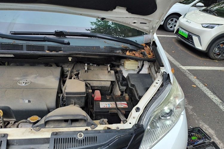 Used Toyota SIENNA  Engine Bay Left