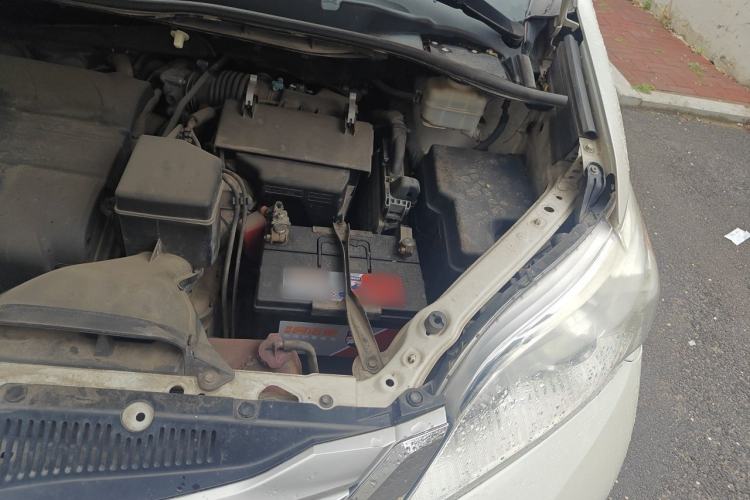 Used Toyota SIENNA 2014 3.5L Four-Wheel Drive LE U.S. Specification Engine Bay Left