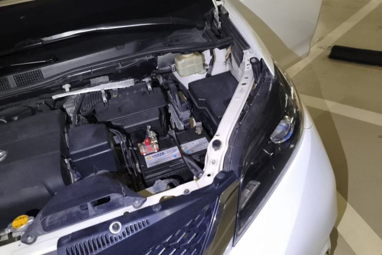 Used Toyota SIENNA  Engine Bay Left