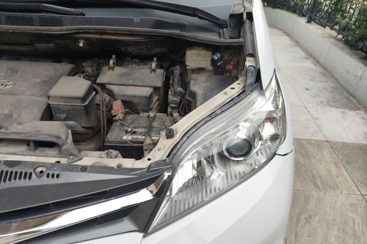 Used Toyota SIENNA  Engine Bay Left
