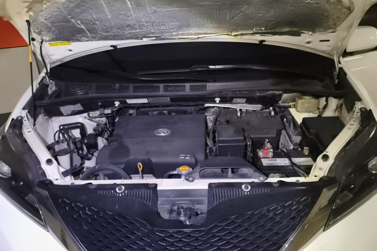 Used Toyota SIENNA  Engine Bay
