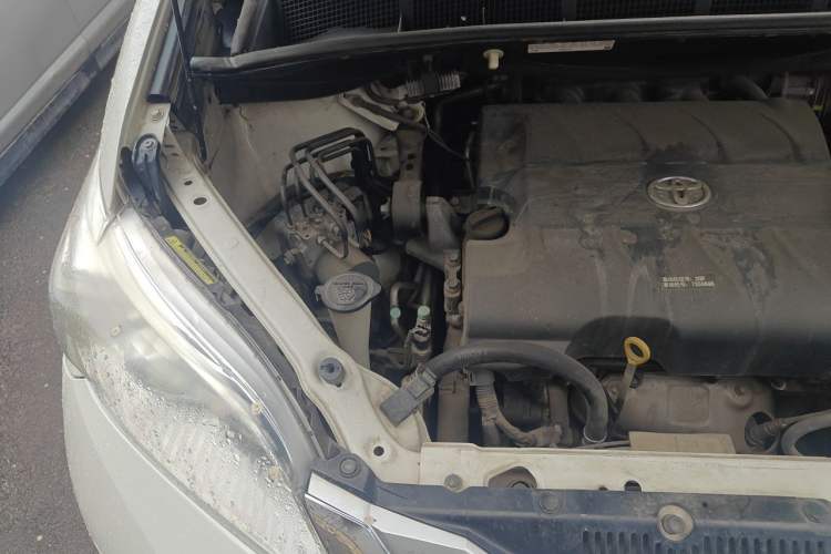 Used Toyota SIENNA 2014 3.5L Four-Wheel Drive LE U.S. Specification Engine Bay Right