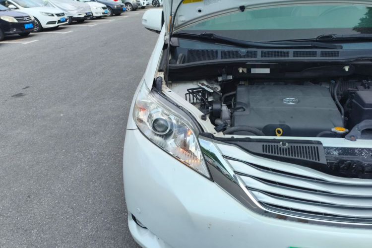 Used Toyota SIENNA 2014 3.5L Four-Wheel Drive LE U.S. Specification Engine Bay Right