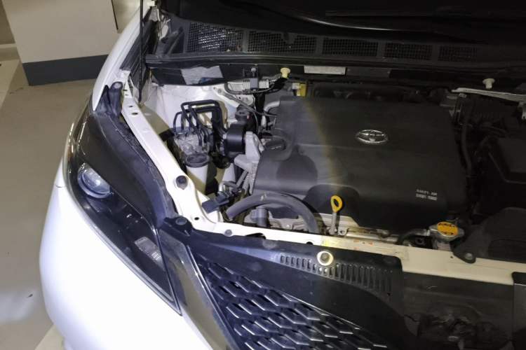 Used Toyota SIENNA  Engine Bay Right