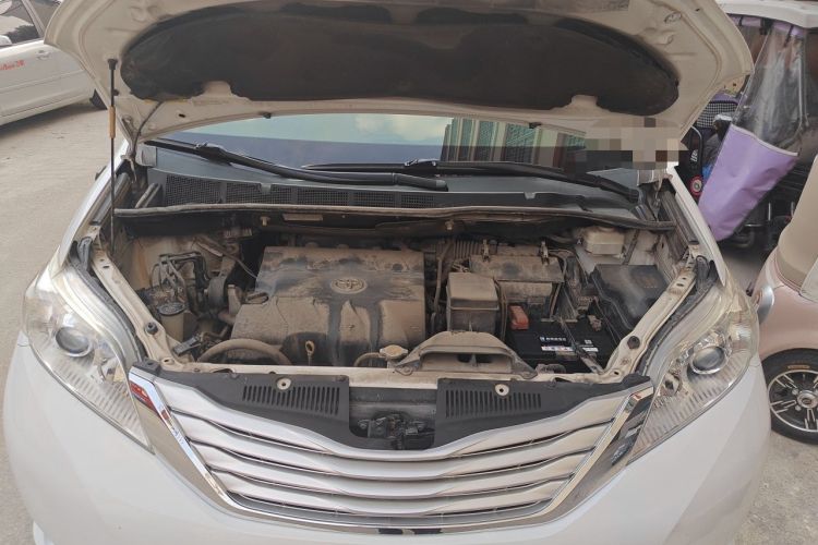 Used Toyota SIENNA  Engine Bay