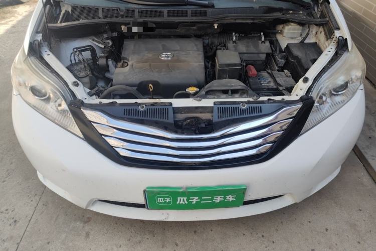 Used Toyota SIENNA  Engine Bay