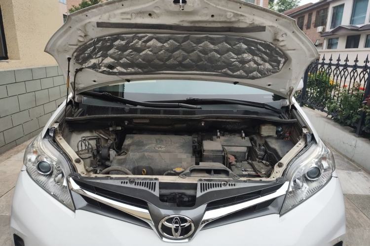 Used Toyota SIENNA  Engine Bay