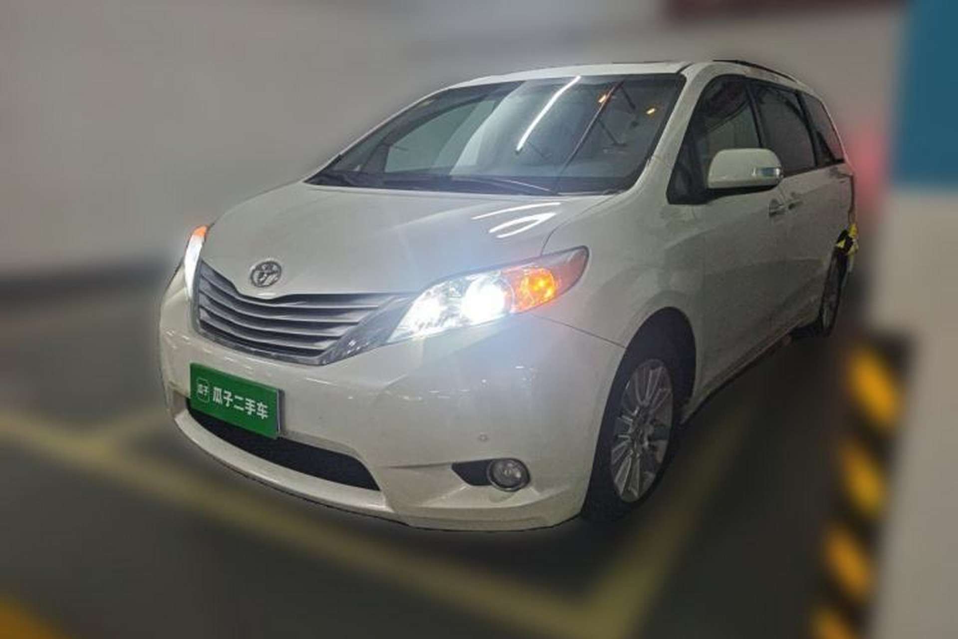Used Toyota SIENNA  Front Left 45 Deg