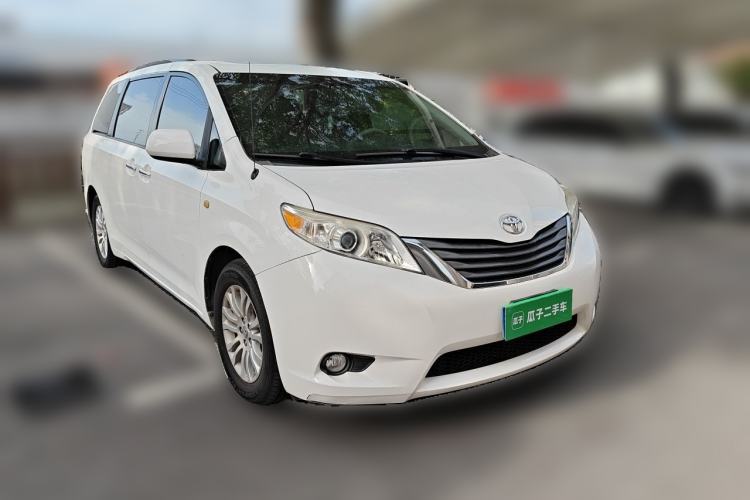Used Toyota SIENNA  Front Right 45 Deg