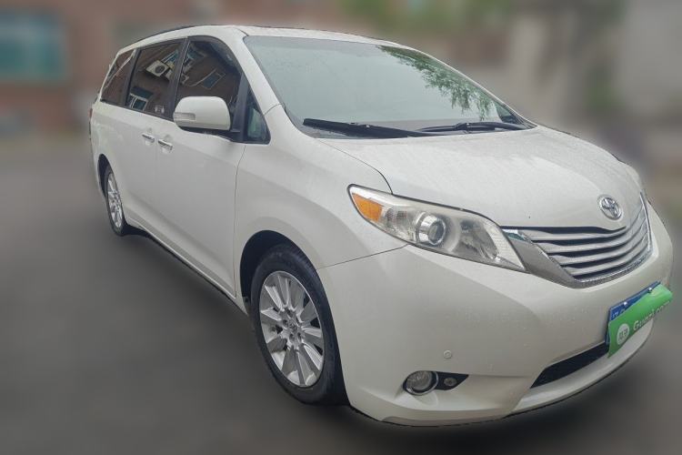 Used Toyota SIENNA 2014 3.5L Four-Wheel Drive LE U.S. Specification Front Right 45 Deg