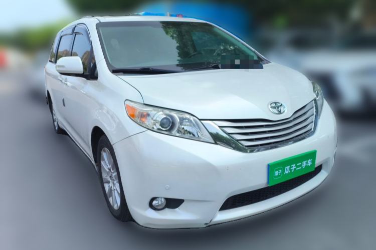 Used Toyota SIENNA 2014 3.5L Four-Wheel Drive LE U.S. Specification Front Right 45 Deg