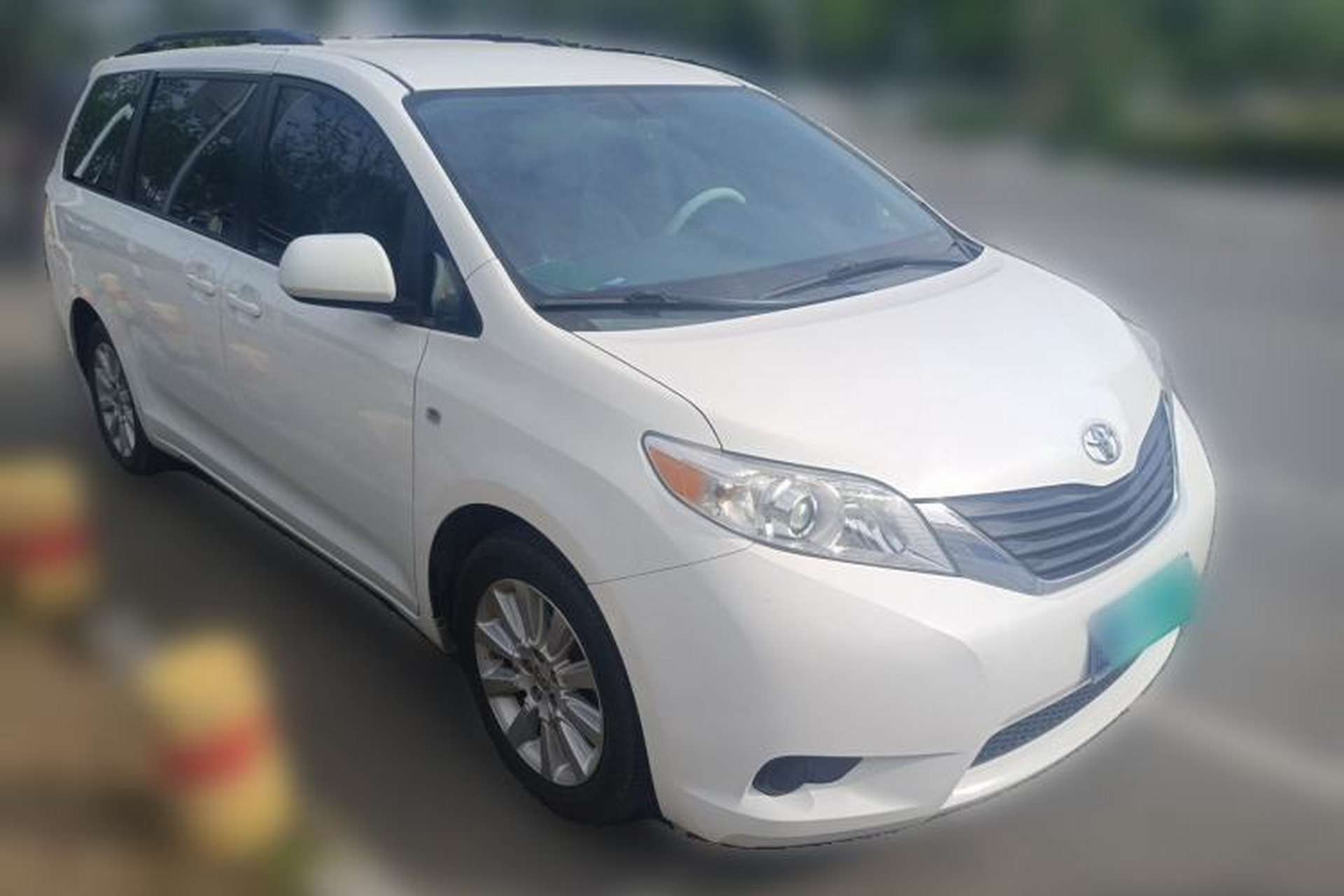 Used Toyota SIENNA  Front Right 45 Deg