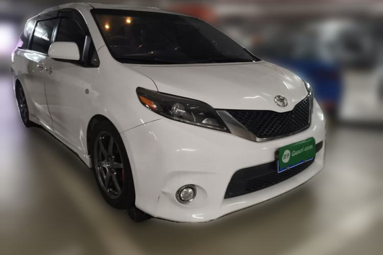 Used Toyota SIENNA  Front Right 45 Deg