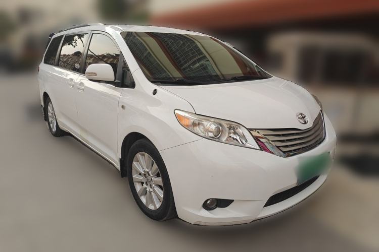 Used Toyota SIENNA  Front Right 45 Deg