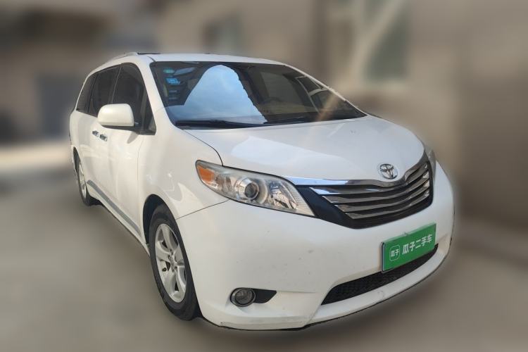 Used Toyota SIENNA  Front Right 45 Deg