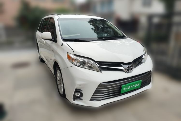 Used Toyota SIENNA  Front Right 45 Deg