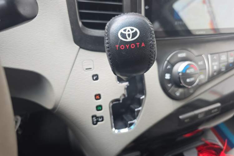 Used Toyota SIENNA  Gear Lever
