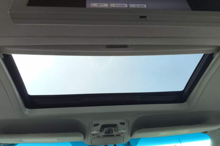 Used Toyota SIENNA 2014 3.5L Four-Wheel Drive LE U.S. Specification Headliner