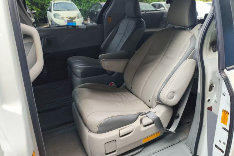 Used Toyota SIENNA 2014 3.5L Four-Wheel Drive LE U.S. Specification Left Rear Seat