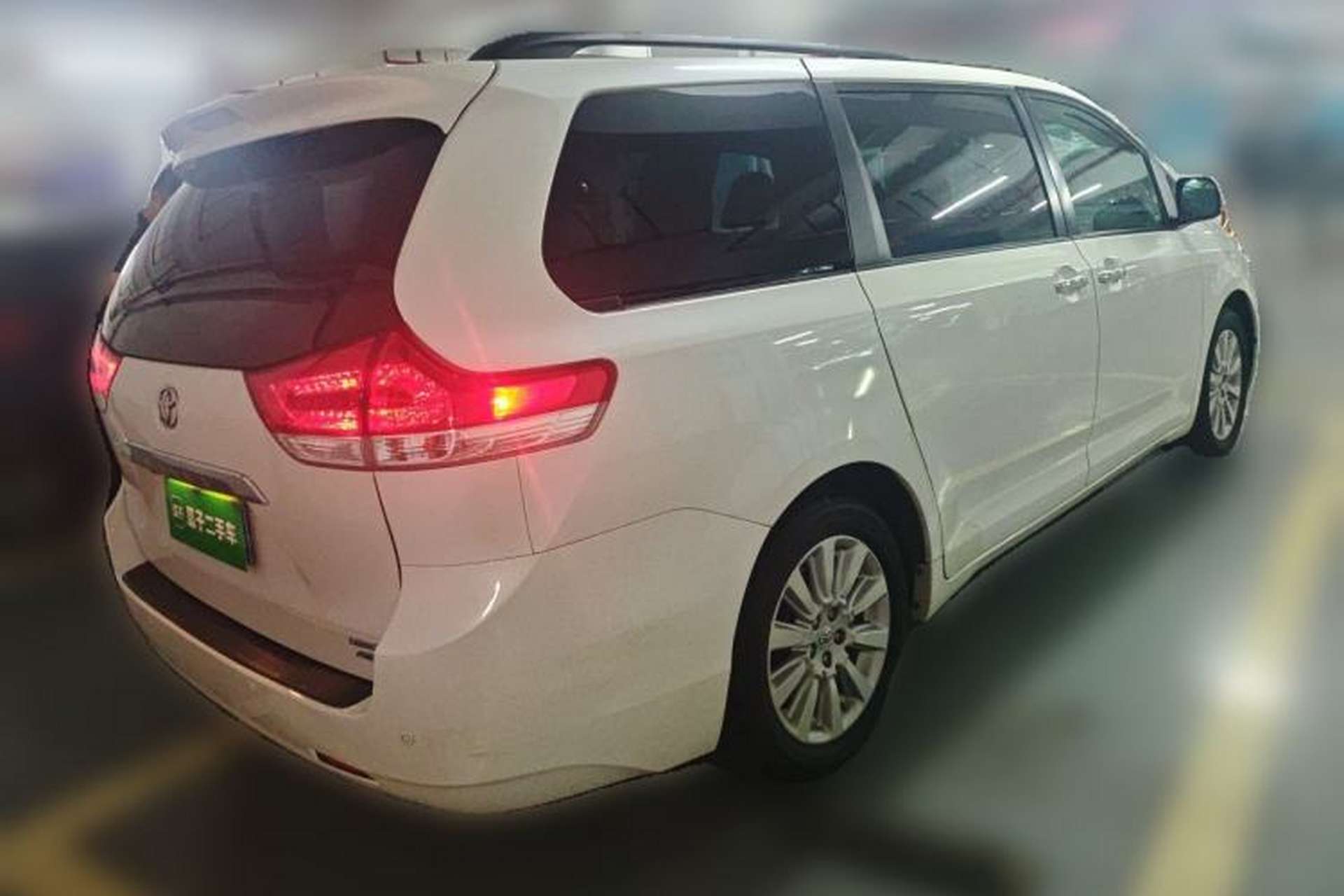 Used Toyota SIENNA  Rear Right 45 Deg