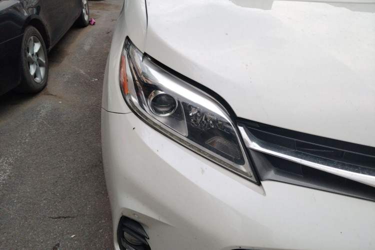 Used Toyota SIENNA 2014 3.5L Sienna Limited 4x4 Edition Right Front Headlight