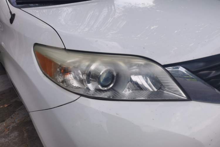 Used Toyota SIENNA 2014 3.5L Sienna LE Two-Wheel-Drive Version Right Front Headlight