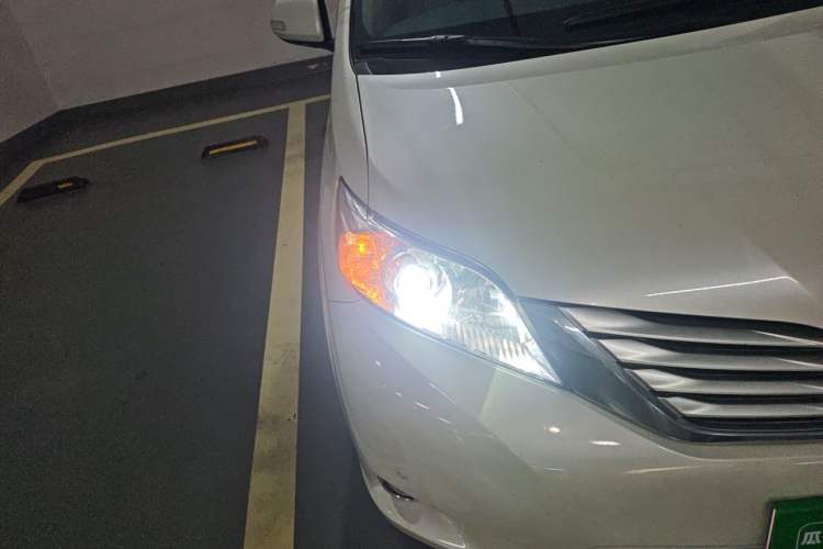 Used Toyota SIENNA  Right Front Headlight
