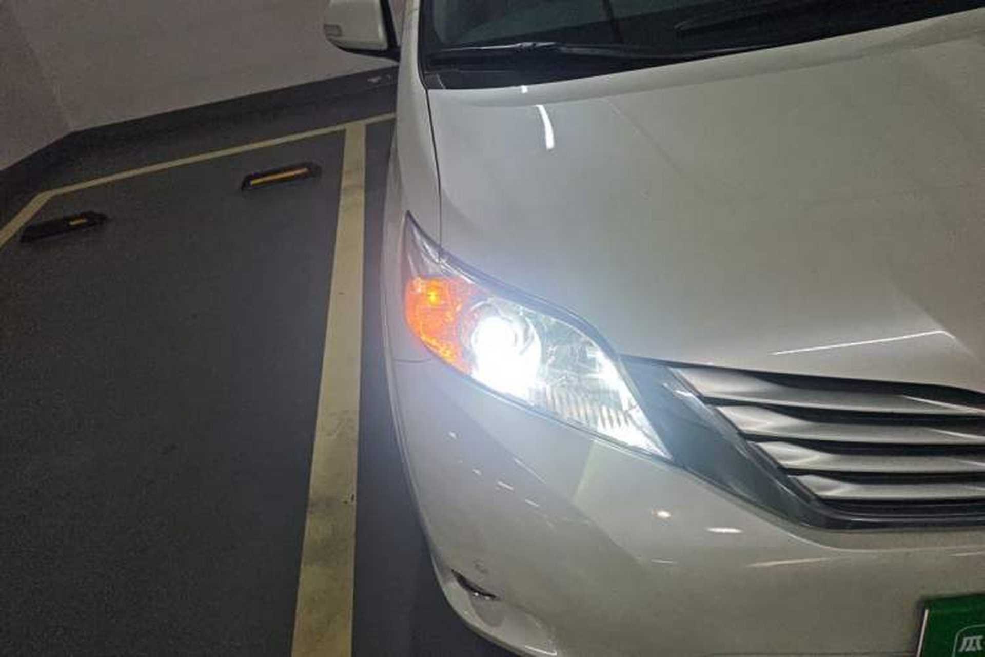 Used Toyota SIENNA  Right Front Headlight