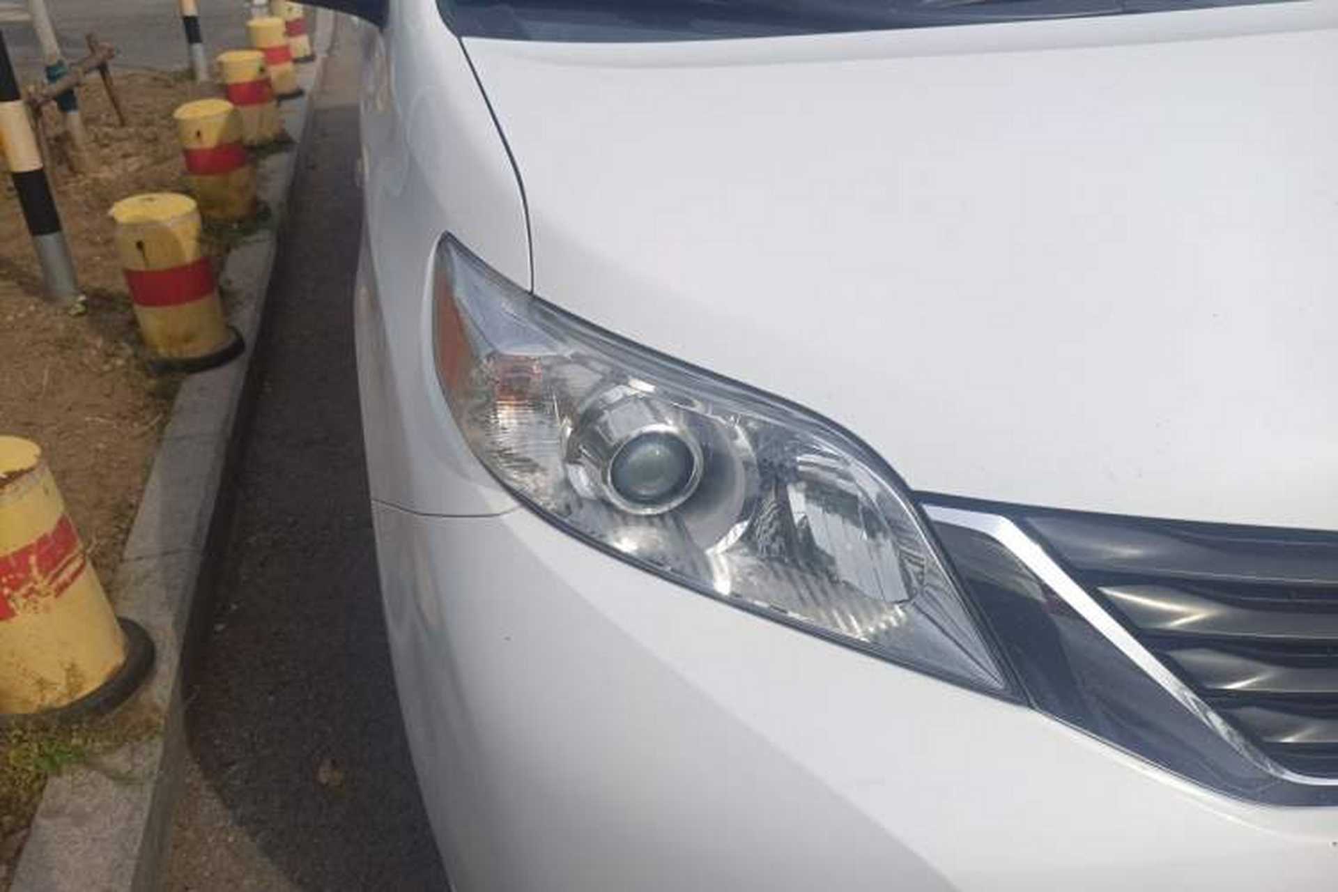 Used Toyota SIENNA  Right Front Headlight