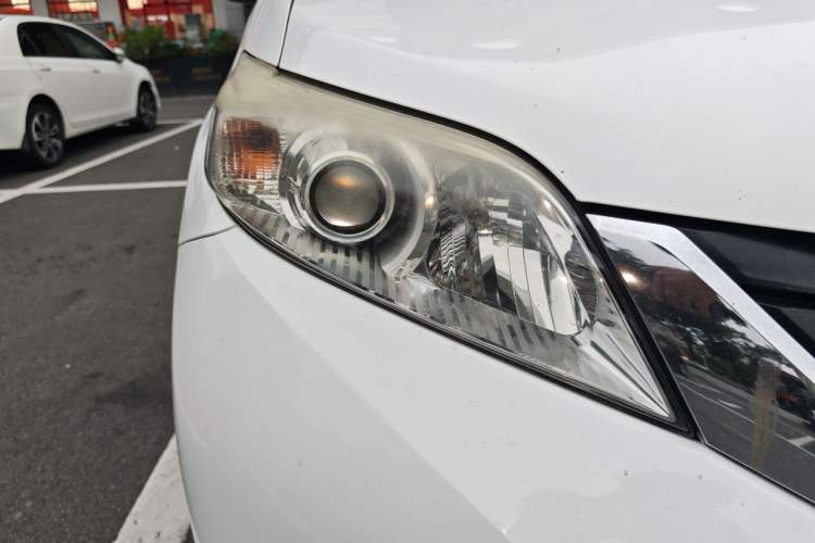 Used Toyota SIENNA 2014 3.5L Sienna LE Two-Wheel-Drive Version Right Front Headlight