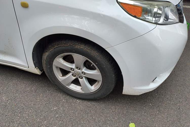 Used Toyota SIENNA  Right Front Wheel Hub