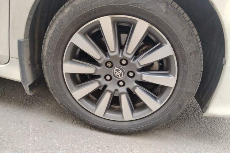 Used Toyota SIENNA 2014 3.5L Sienna Limited 4x4 Edition Right Front Wheel Hub