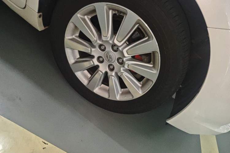 Used Toyota SIENNA  Right Front Wheel Hub