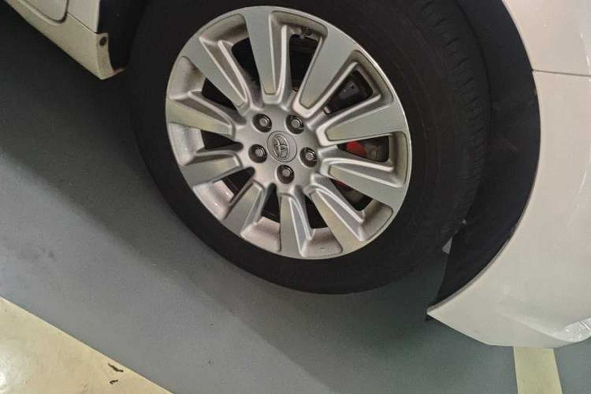 Used Toyota SIENNA  Right Front Wheel Hub