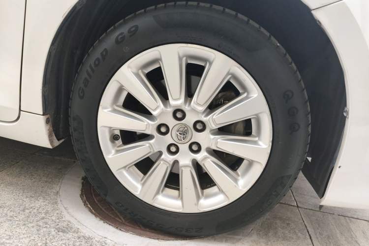 Used Toyota SIENNA  Right Front Wheel Hub