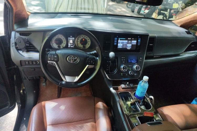 Used Toyota SIENNA 2015 3.5L Two-Wheel Drive L Version—U.S. Specification Center Console