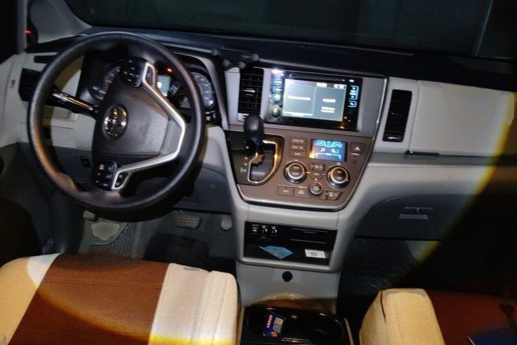 Used Toyota SIENNA 2015 3.5L Four-Wheel Drive L Center Console