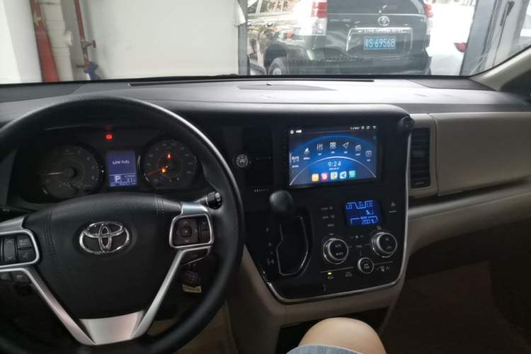 Used Toyota SIENNA 2015 3.5L Two-Wheel Drive LE U.S. Specification Center Console