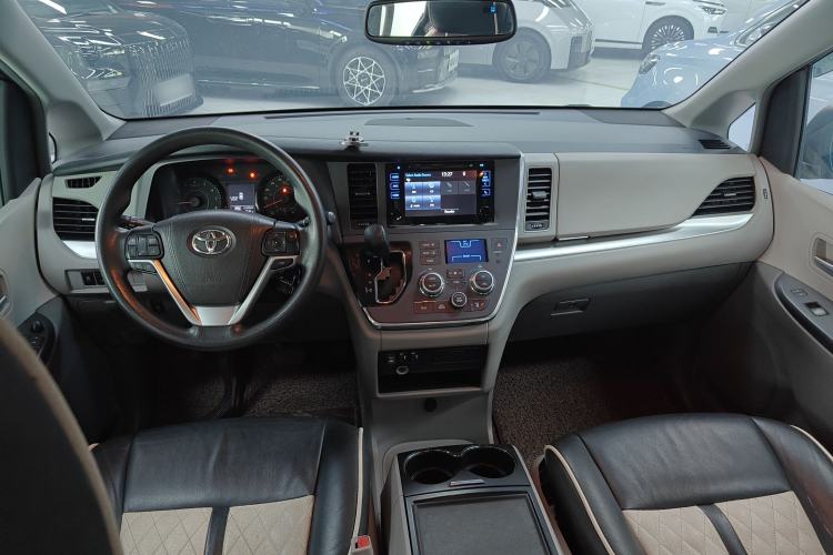 Used Toyota SIENNA 2015 3.5L Automatic 7-Seater Parallel Import Center Console