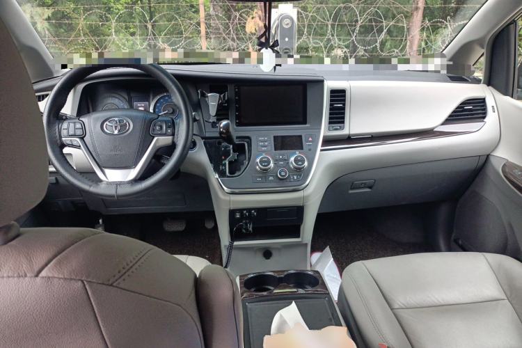 Used Toyota SIENNA 2015 3.5L Two-Wheel Drive LE Center Console