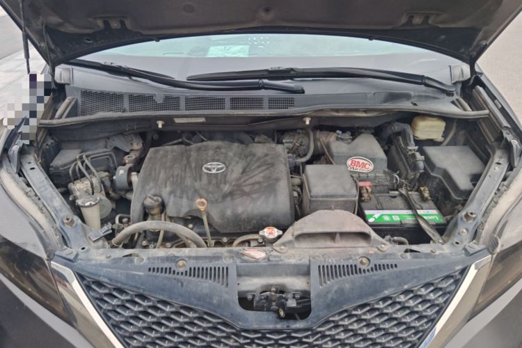 Used Toyota SIENNA 2015 3.5L Two-Wheel Drive LE Engine Bay