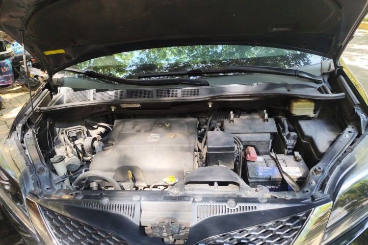 Used Toyota SIENNA 2015 3.5L Two-Wheel Drive L Version—U.S. Specification Engine Bay