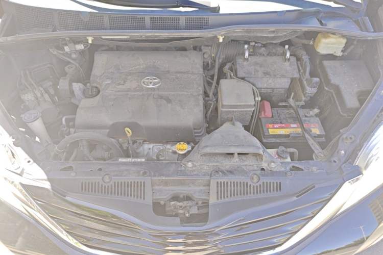 Used Toyota SIENNA 2015 3.5L Two-Wheel Drive LE Engine Bay