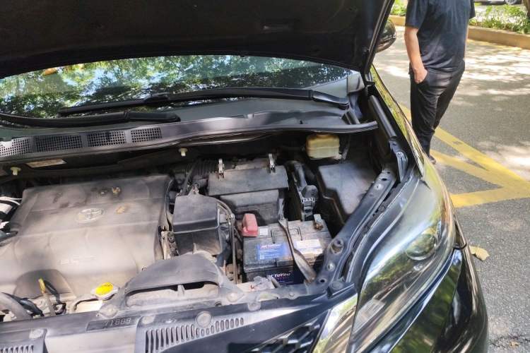 Used Toyota SIENNA 2015 3.5L Two-Wheel Drive L Version—U.S. Specification Engine Bay Left