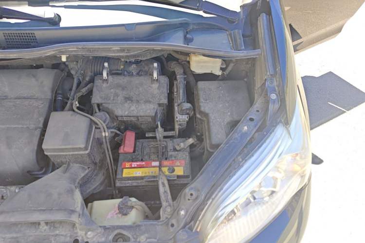 Used Toyota SIENNA 2015 3.5L Two-Wheel Drive LE Engine Bay Left