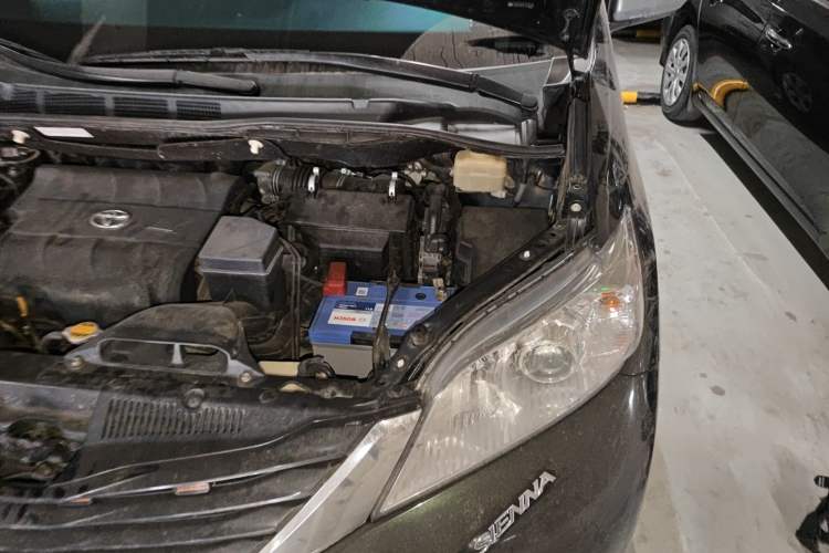 Used Toyota SIENNA 2015 3.5L Two-Wheel Drive LE Engine Bay Left
