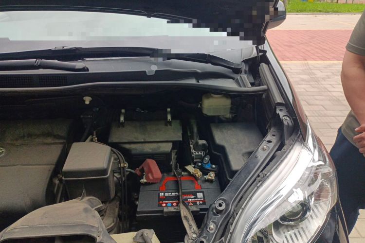 Used Toyota SIENNA 2015 3.5L Two-Wheel Drive LE Engine Bay Left